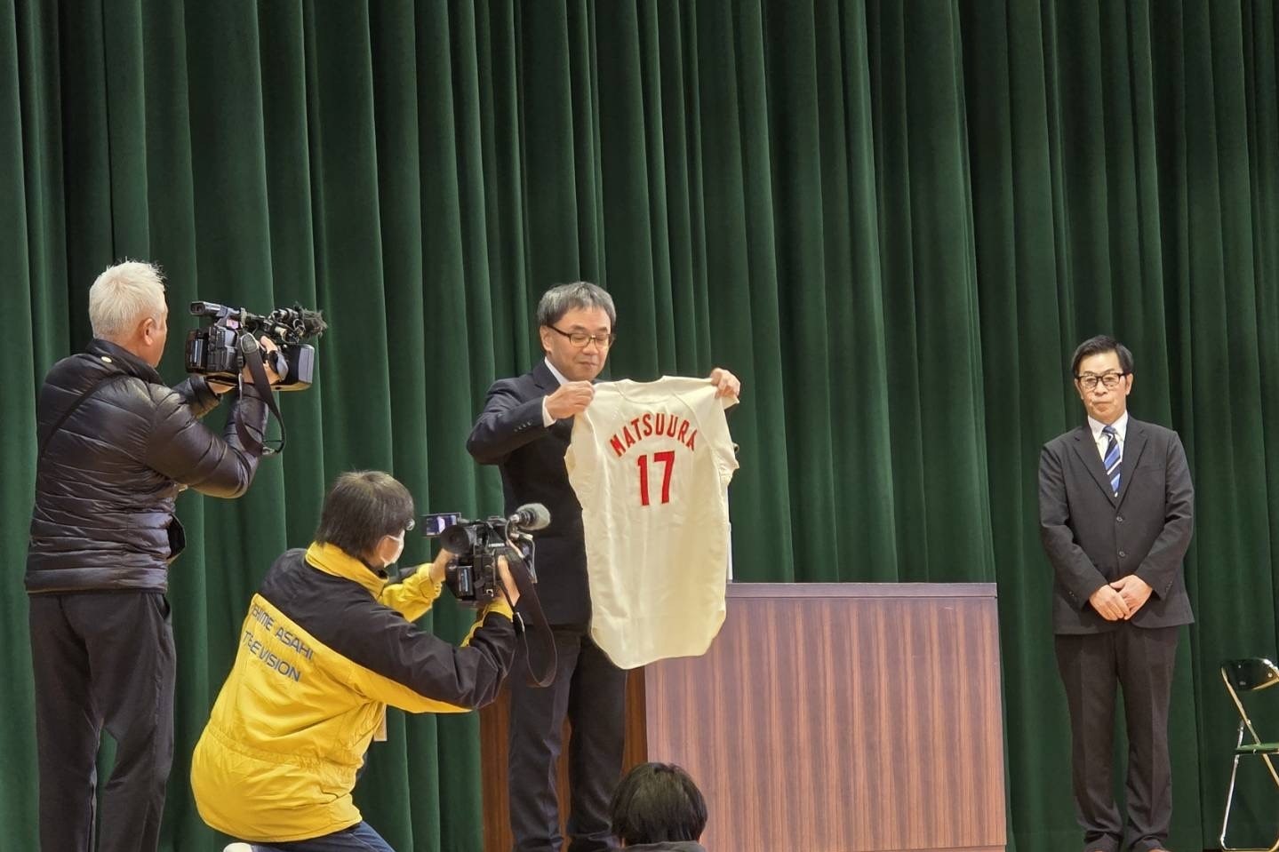 松浦毅氏（西条高校61回卒）の野球日本代表ユニフォーム贈呈式 